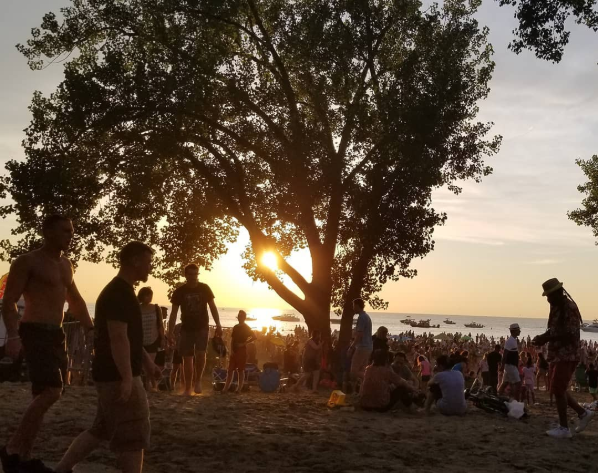 CudellEdgewater's tweet photo. #EdgewaterLIVE this Thursday features @trickydickcover playing 90s and dance party music! Food trucks, drinks and fun start on Edgewater Beach at 4:30pm. 📸: @IsrraelRosa https://t.co/3ykZVXrOeI https://t.co/3RfeMh1EUJ