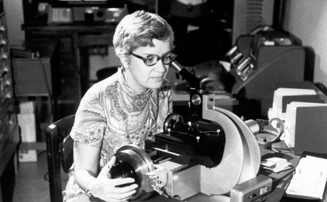 The astronomer Vera Rubin was born  #OTD in 1928. Her work on galactic rotation curves became one of the main pieces of evidence for the existence of dark matter, and she deserved a Nobel Prize for it.Image: Emilio Segre Visual Archives/AIP/SP