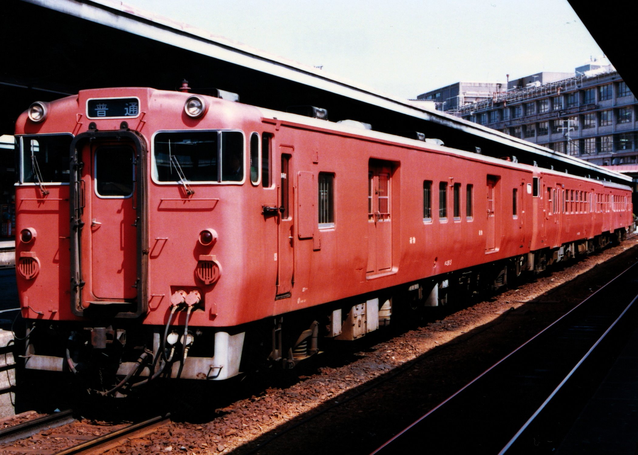 泉州ライナー 国鉄時代 まだ電化される以前の高松駅に停車中のキニ28 形先頭の普通列車 車体はキハ40系に準ずるものの足回りはキロ28形のものが流用されていたようで 民営化にあたり荷物列車全廃の流れもあってその活躍期間は短かったようですね 1986 3