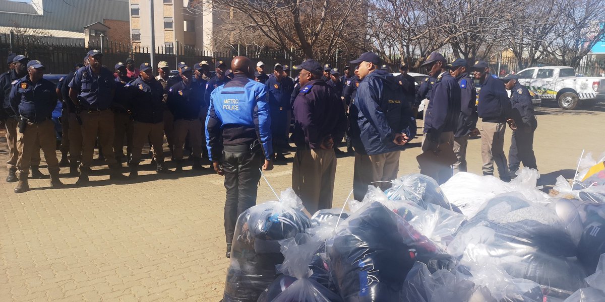 TMPDSafety's tweet image. facebook.com/75132359831841…
Counterfeit goods with an estimated value of R5 million confiscated today during a joint operation in Marabastad with other law enforcement agencies and brand owners. #TMPDSafety