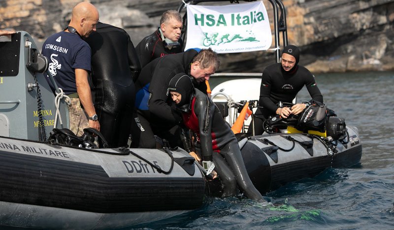 NauticaReport's tweet photo. #LeGrazie - #Spezia, #insieme in #immersione a #PortoVenere, sinergia tra #HSA e #COMSUBIN - @ItalianNavy #MarinaMilitare #ProfessionistiDelMare #ilTuoFuturoèilMare #HSAItalia #SubacqueaZeroBerriere #ZeroBarriere #IlMareunSorrisopertutti https://t.co/HdcXnySckN https://t.co/2i8wYmkOsO