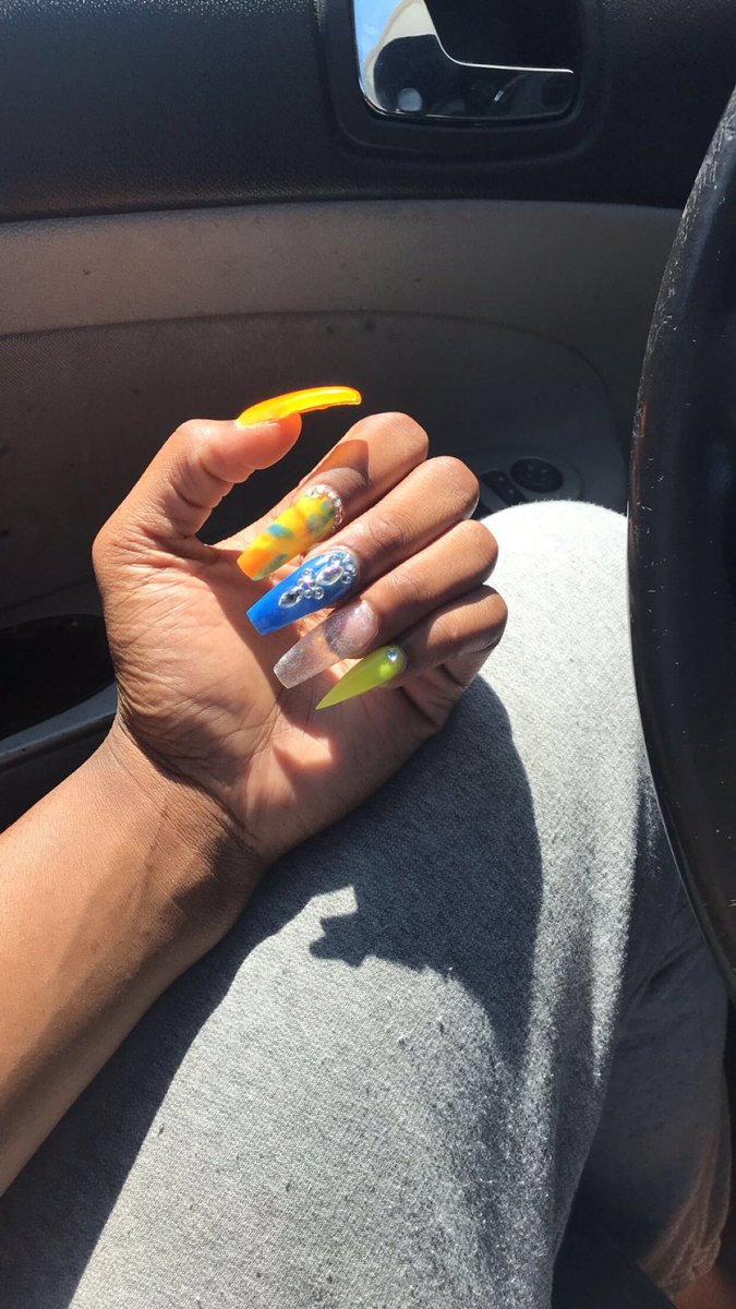 lilslicendice's tweet photo. really feeling this 💚🧡 #skynails https://t.co/JIsKX8m0ri