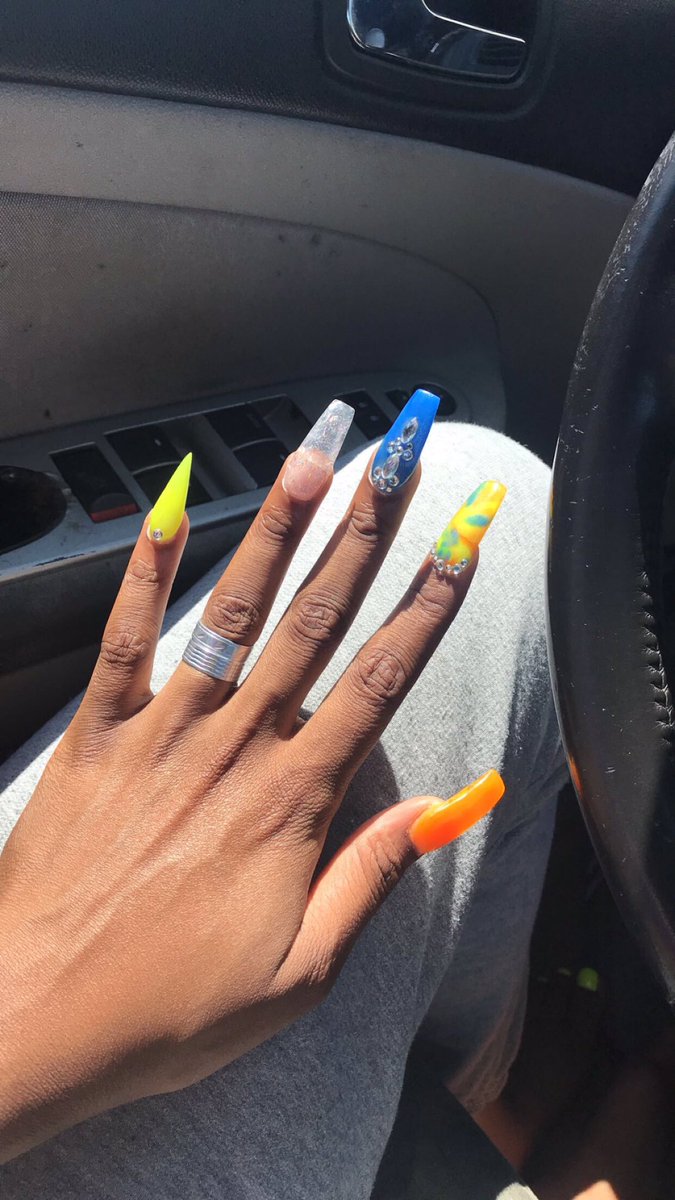 lilslicendice's tweet photo. really feeling this 💚🧡 #skynails https://t.co/JIsKX8m0ri