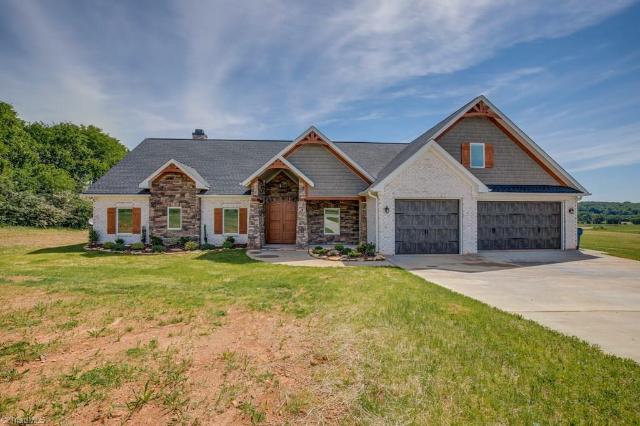 RealtyOneTriad's tweet photo. Find your dream home! View our Featured Properties at https://t.co/5M7GLmVkm7! #wsnc #winstonsalem #winstonsalemrealestate https://t.co/DRhUoYj2b3
