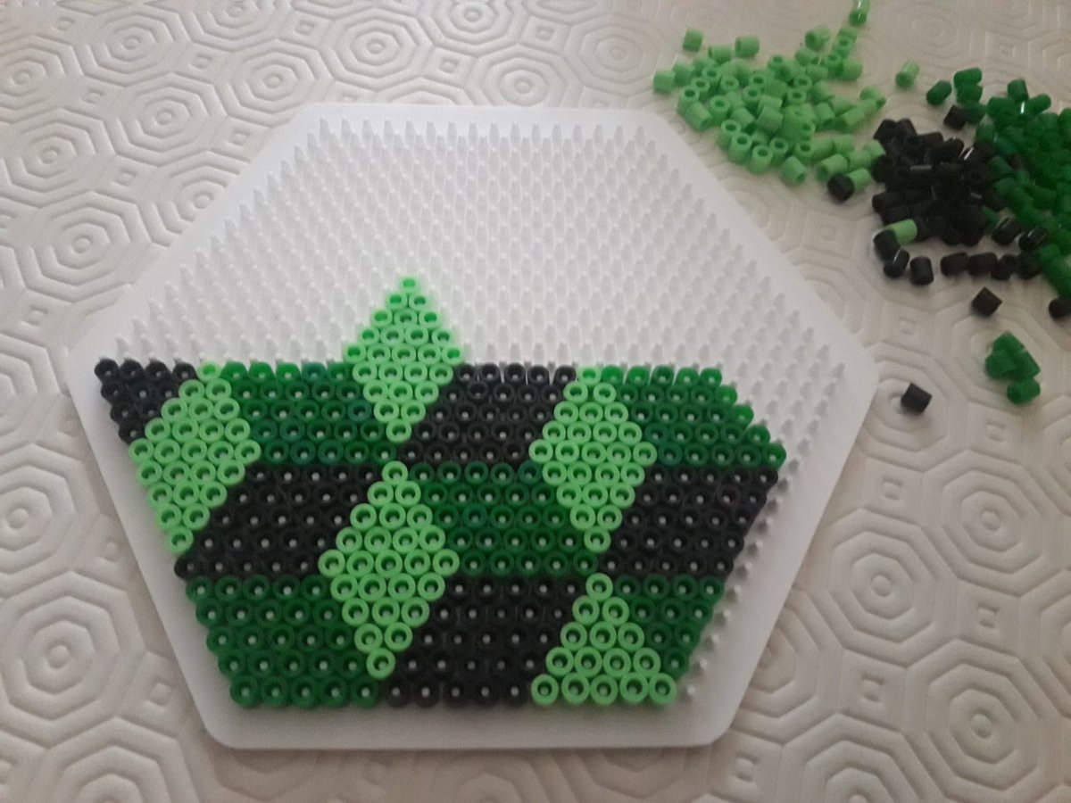 EtwTerp's tweet photo. Maths &amp; Art 😍
Hexagones façon Vasarely faits maison avec ma #11.
Combien de perles de chaque couleur ont été nécessaires pour fabriquer chacun d'entre eux?
#regarddegeometre
#Math2020 https://t.co/FVg6YkCt25