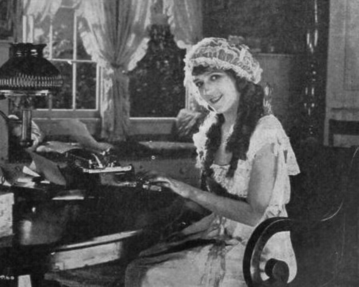 カトウ ニニ No Twitter 今日は ふみの日 そして明日7 24は作家ジーン ウェブスターの誕生日です ヒロインの手紙で綴る代表作 あしながおじさん 映画化と言えば1955年のものが有名ですが 初の映画化は1919年 主演 メアリー ピックフォード 原作が1912