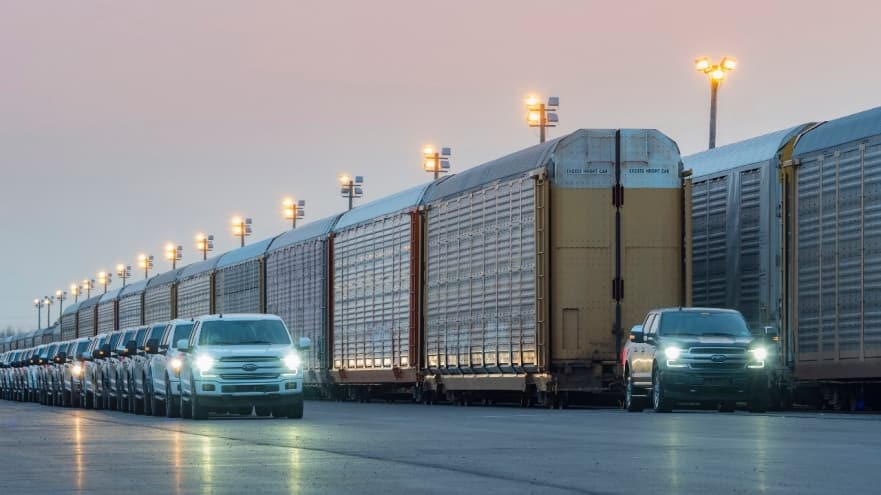 EMobilserver's tweet photo. Batterie-Elektrischer @Ford F-150 zieht 10 Eisenbahn-Waggons mit einem Gesamtgewicht von 450 Tonnen

Video auf https://t.co/dxkwkvlv1I https://t.co/XsJhV4dHER