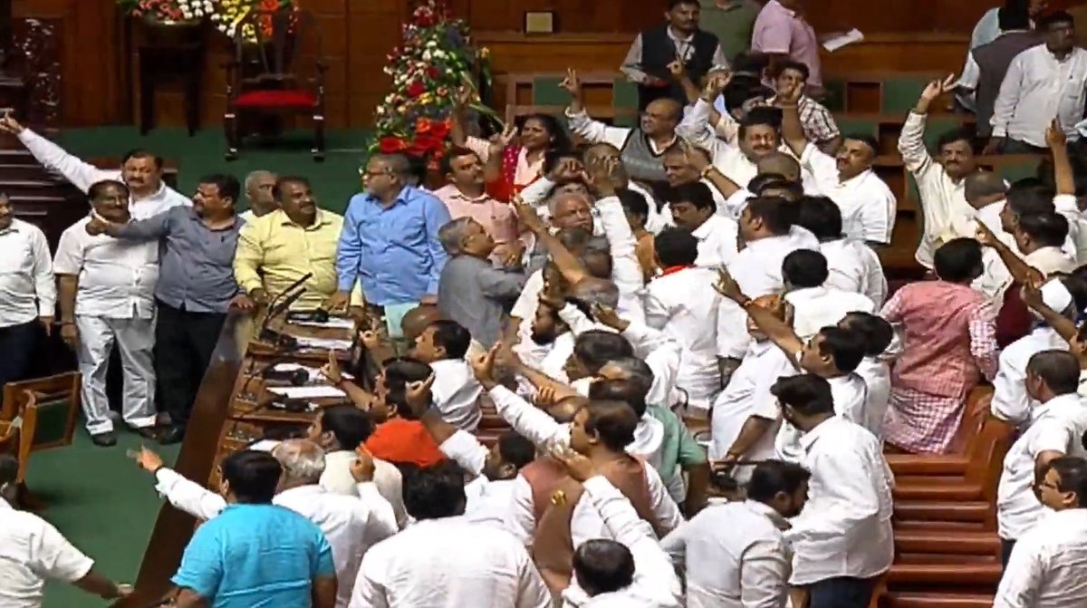 DDNewslive's tweet image. BIG BREAKING : #HDKumaraswamy loses trust vote in #KarnatakaAssembly;  99 votes in favour and 105 votes against trust motion

#KarnatakaCrisis