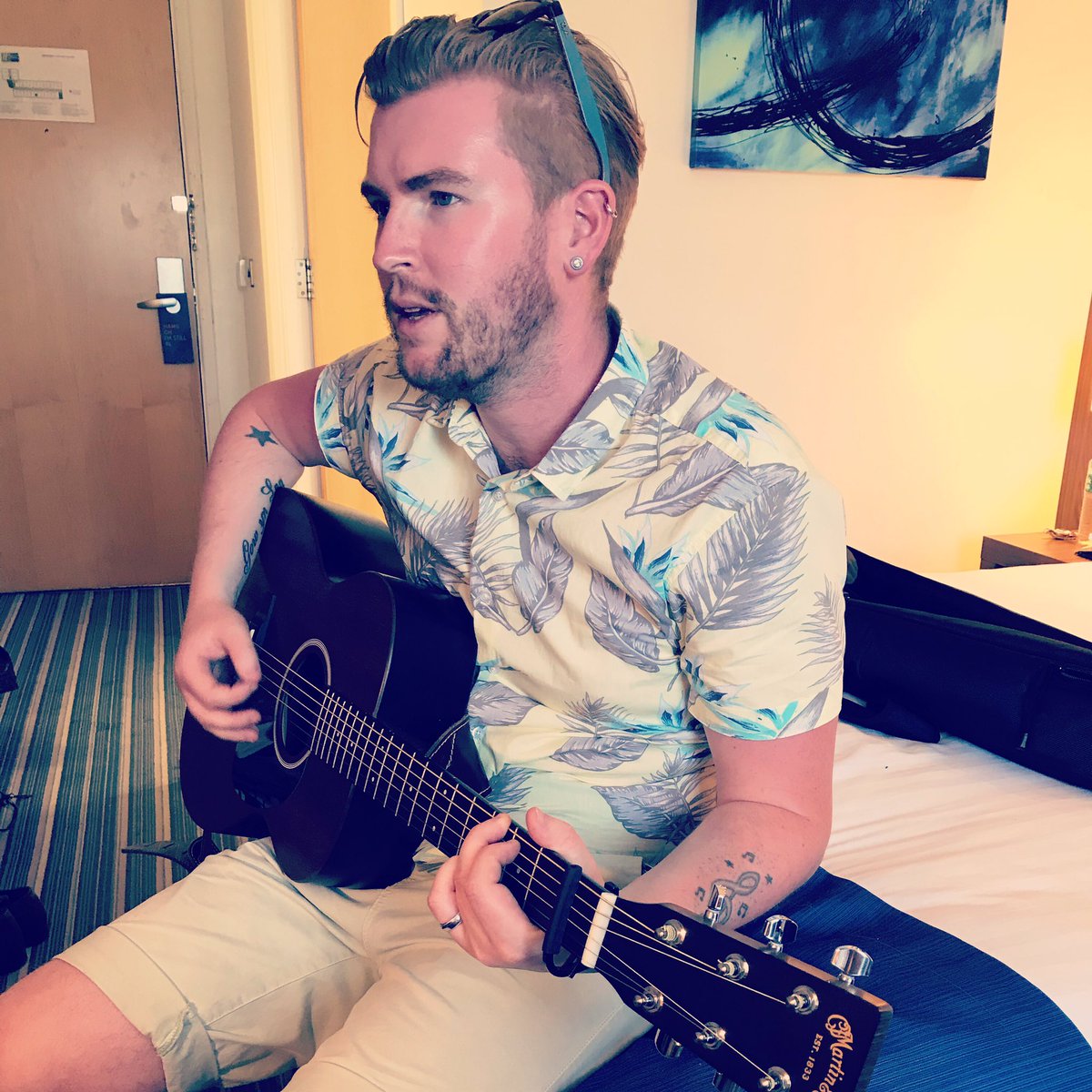 Quick hotel room jam before playing #Alexander’s #openmic in #Chester later. Music from 8:30pm. First played there in 2011 🤘📀🎤 #gig #gigdates #tour #music #martin #martinguitar #martinguitars #wayfarer #singersongwriter #singer #guitarist #americana #altcountry #alexanderslive