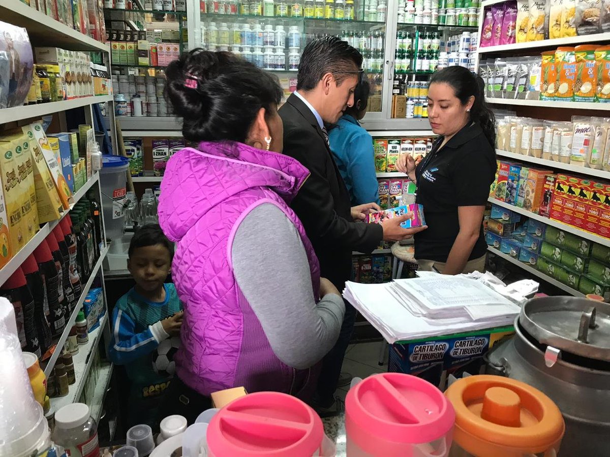 CNPIbarra_'s tweet photo. #Operativo | En conjunto con técnicos de la @ARCSA_CZ1 y la Unidad de Delitos Aduaneros y tributarios de @PoliciaEcuador, la @goberimbabura a través de Comisaría Nacional realizó operativo de control en tiendas naturistas. Se encontraros algunas novedades. #TrabajamosPorImbabura https://t.co/MVGunpMbdC