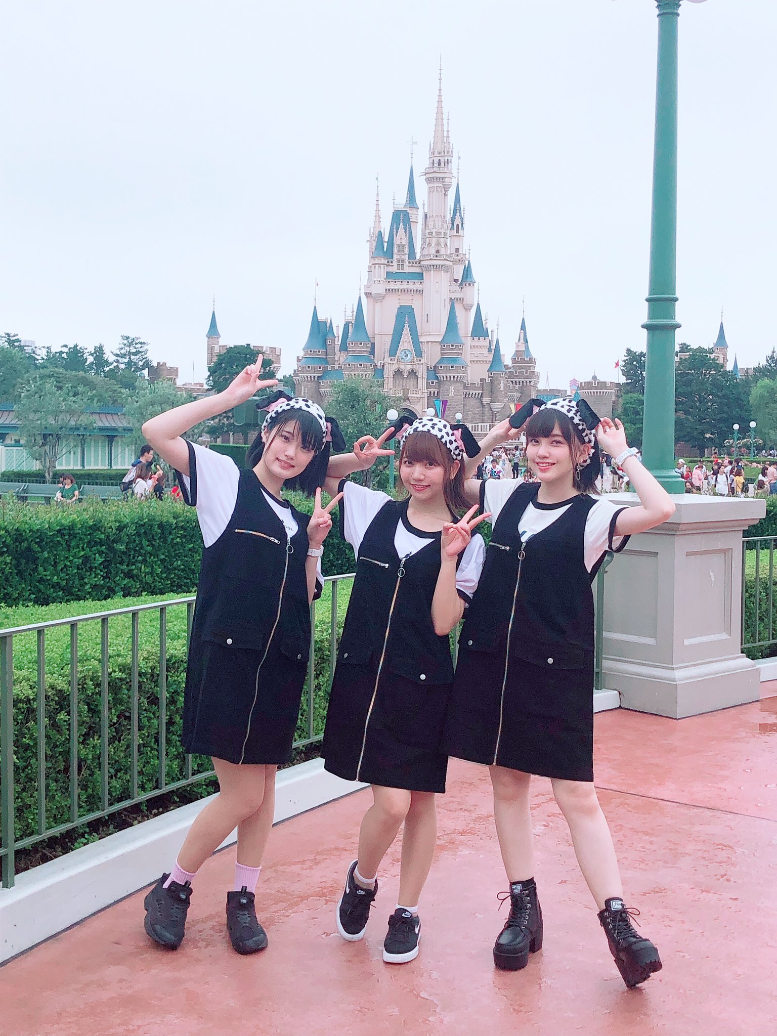 鬼頭明里 ディズニー行きたい行きたいってずっと言っててさ でも全然三人のスケジュール合わなくてさ 何年越しに夢が叶ってさ そら お揃いの服買ってはしゃいじゃうよね T Co M4vlhc5edf Twitter