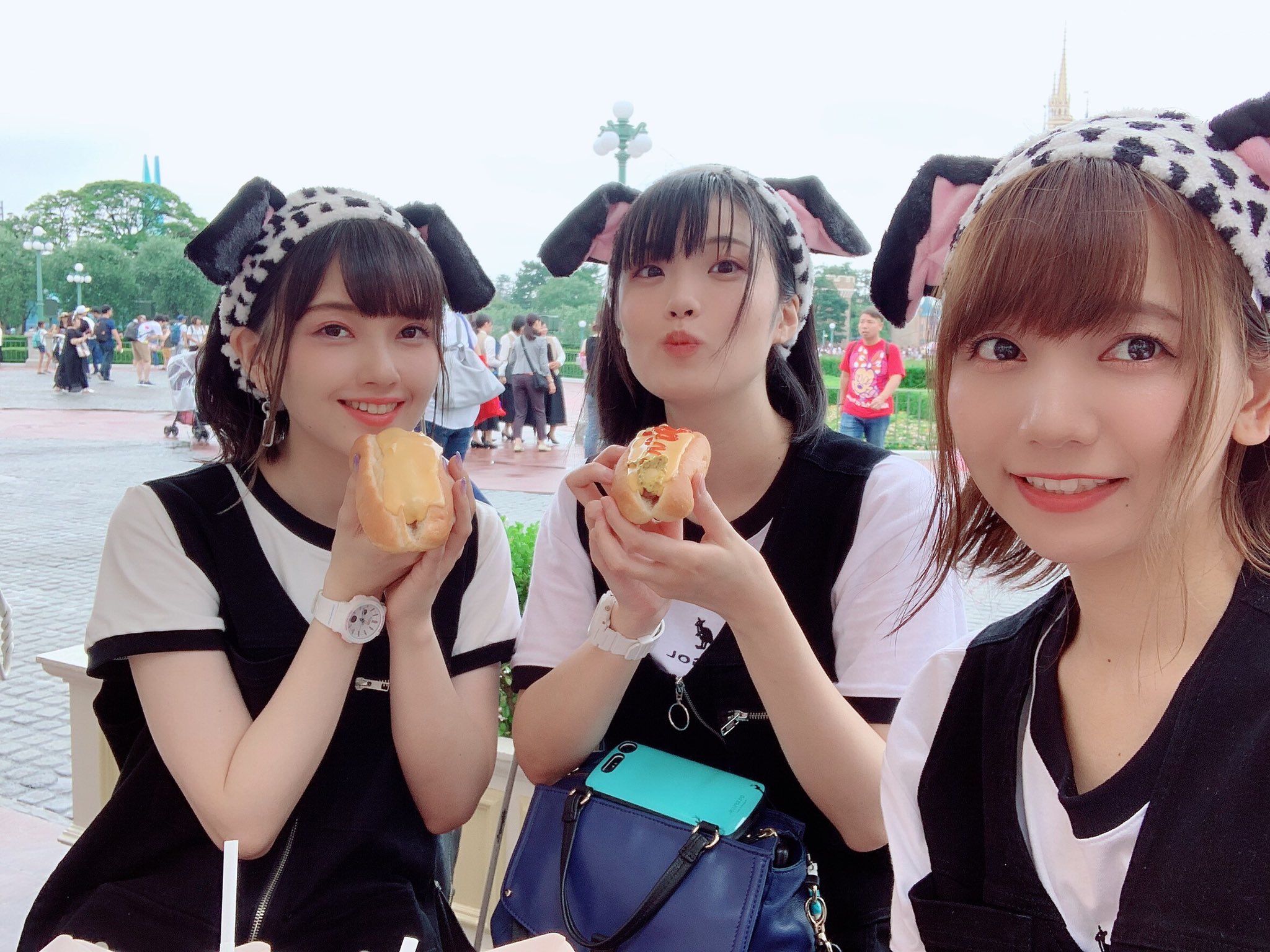 鬼頭明里 ディズニー行きたい行きたいってずっと言っててさ でも全然三人のスケジュール合わなくてさ 何年越しに夢が叶ってさ そら お揃いの服買ってはしゃいじゃうよね