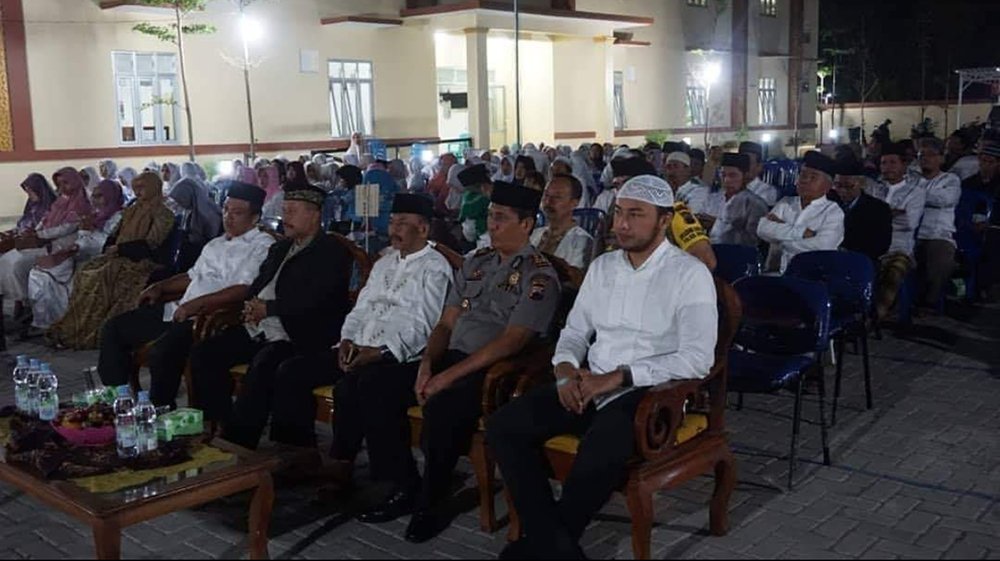 CbbHeryanto's tweet photo. TGB : " Ada kaidah Faaqidusayy'i laa yu'tiihi , tdk punya tak mungkin memberi, Tak punya Ilmu tak mungkin berbagi Ilmu, tak punya adab tak mungkin membagi akhlak. berbagi kebahagiaan kita hrs bahagia dulu ". Raudhatul Maarif Sendanglo Boyolali Selasa 23 Juli 2019 https://t.co/w9seIBAwLj