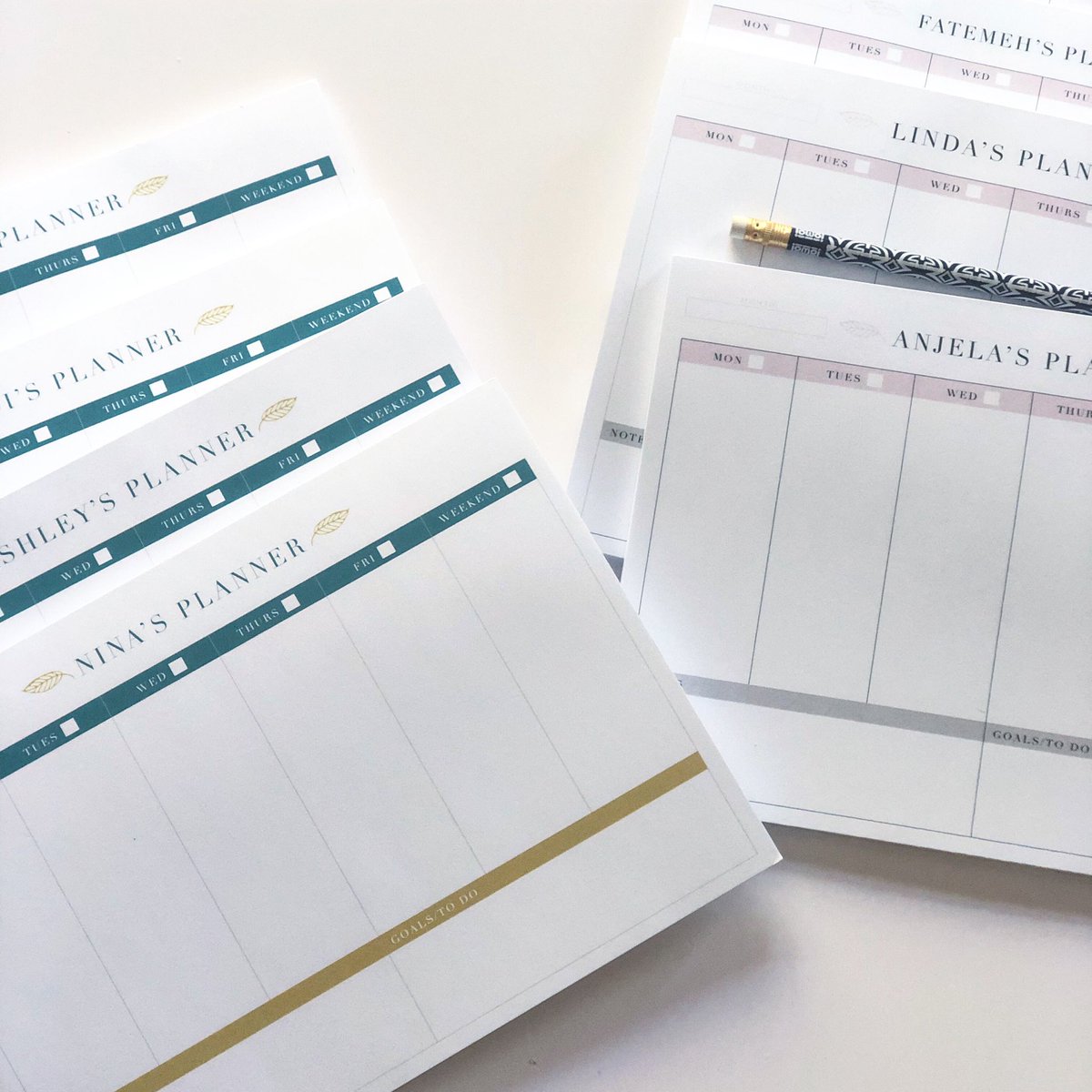 Lots on the to-do list this week? Write it all down! ✍🏻 We've got day planner notepads for dayyysss. Personalize your own! 😉
.
.
.
#dayplanner #dailylist #organization #todolist #weeklyplanner  #cottagehostessgifts #hostessgifts #personalizedgifts #greatgiftideas