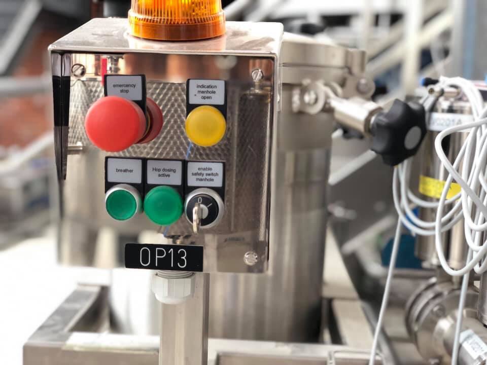 ¡Oh Lúpulo! ¡Oh amado Lúpulo!
Te cuidaremos como se debe.
Ven a nosotros.  Control para dosificadores de lúpulo.