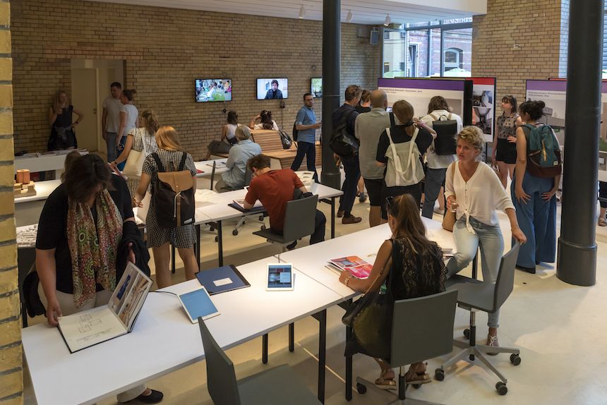 AEDES EXHIBITION | FUTURE School Buildings - European examples of contemporary school architecture

More information here: aedes-arc.de/cms/aedes/de/p…

25 June - 8 August 2019

#gallery #archilove #school #exhibition #photo #backtoschool #architecture #ideas