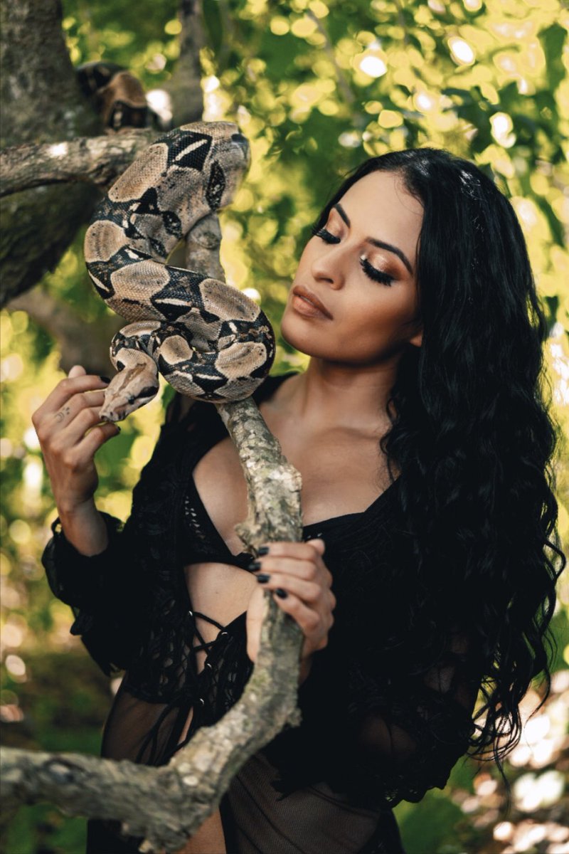 WWE Raw Star Zelina Vega publie une photo de lingerie avec un serpent 1