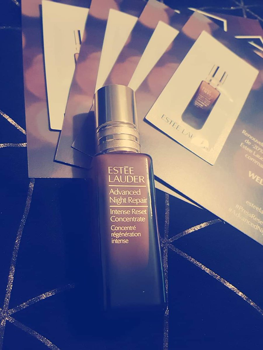 LuuLazzari's tweet photo. "Aujourd'hui je test le nouveau Concentré Régénération Intense Advanced Night Repair d'Estee Lauder. 
Ce nouveau Concentré apaise instantanément, hydrate en profondeur et renforce également la peau. 
Merci Estee Lauder # PressResetTonight #AdvencedNightRepair #EsteeLauderFrance " https://t.co/33wvkY0uZi
