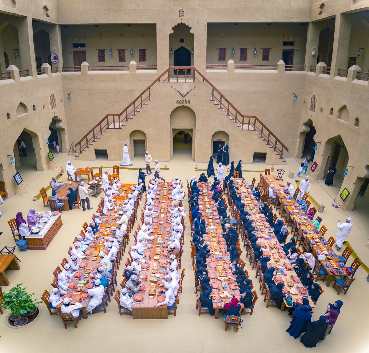 squ__explorer's tweet photo. بين زوايا ج��ران الطين تنبعث رائحة الأجداد المكافحة ورائحة طعام الجدات المصنوعة بحب تفوح في كل مكان .. من وجبة الغداء التي قضاها الطلاب في مطعم روزنة.

#المستكشف_الناشئ 
#المستكشف_الناشئ_2019 https://t.co/H4t2BaebYO