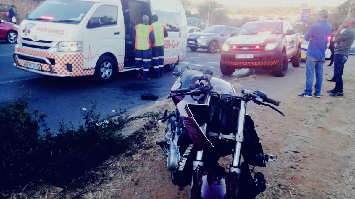 EMER_G_MED's tweet photo. 《 Edenvale 》#M02, #A09 and #RV05 attended to a collision Van Riebeeck and Terrace Road just after 18:00. Patient transported to hospital under Advanced Life Support care @GTP_Traffstats @_ArriveAlive @EWNTraffic #whensecondscount #edenvale https://t.co/Di074EkUd0