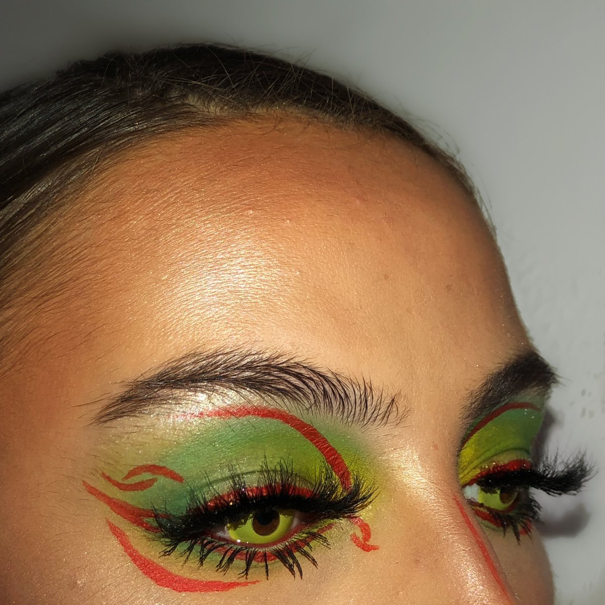 tharazytik's tweet photo. @jamescharles x @morphebrushes palette @suvabeauty cherry aqua liner for details @lillylashes Miami lashes
@fashionlentilles in Yellow out 
#fashionlentilles #graphicliner #undiscoveredmuas #highlighteronfleek #ofracosmetics #eyelinertutorial #lineronpoint #amrezyshoutouts #mua https://t.co/a6z41v45DF