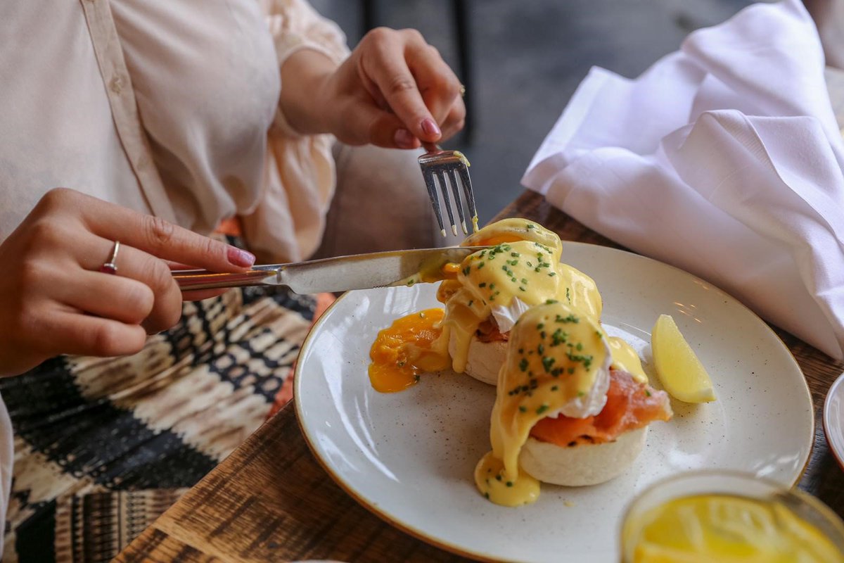 thisissmiths's tweet photo. Nothing beats an Eggs Royale. Well I mean Prosecco does, right? That's next level brunch.
Take your brunch to the next level with #BottomlessBrunch every weekend 11am-3pm.
Book Now: https://t.co/RJhGJ6NgYD
@YoungsPubs #thisisbrunch #foodie #foodporn #farringdon #weekend https://t.co/VkK0uWPjtP