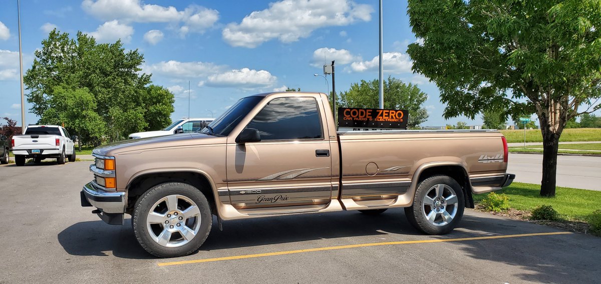 CodeZeroFargo's tweet image. We tinted this 1996 Chevy Silverado 5% on the front and rear windows, 35% on the front windshield, and a 5% tint strip.
#codezero #czdoesit