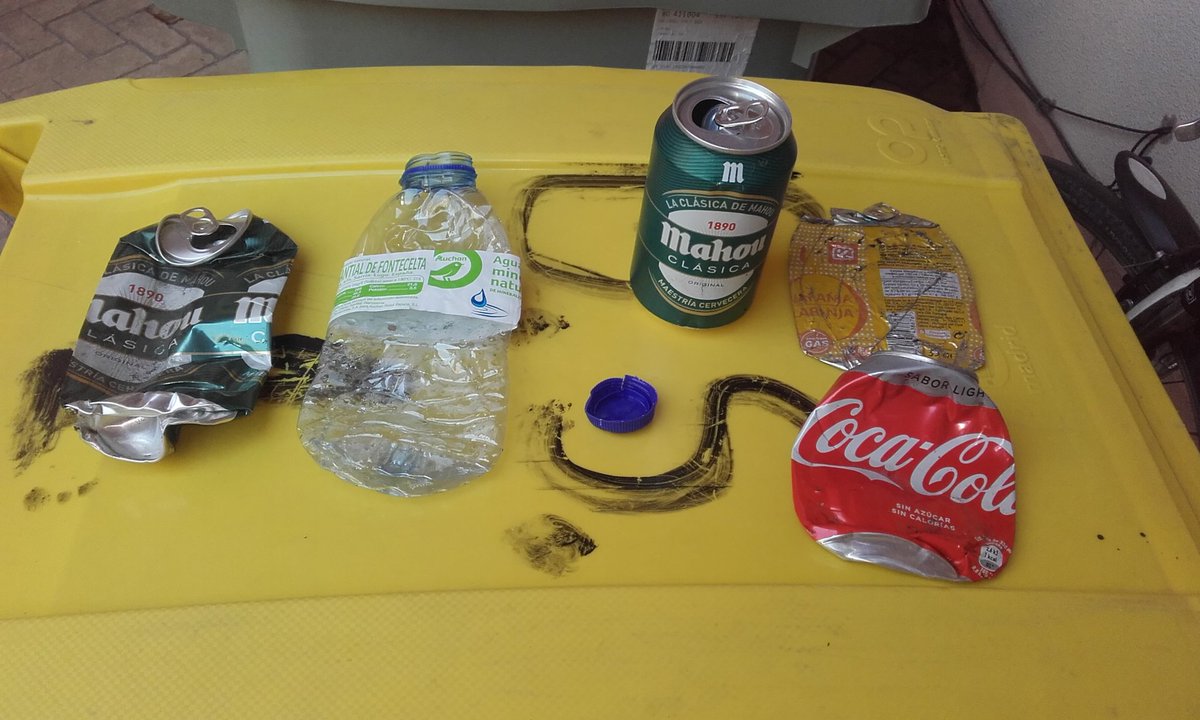 tof_pont's tweet photo. #operacionplasticoff de hoy #isthisyours @mahou_es @CocaCola_es @DIA_Esp #bicicleta #Madrid #setehacaido #reduce #usarytirar https://t.co/SFZ5p9c2La