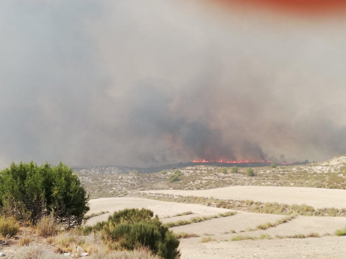 El #incendio Sierra #Alcubierre en #Leciñena avanza hacia el sudeste. #losmonegros #fuego
