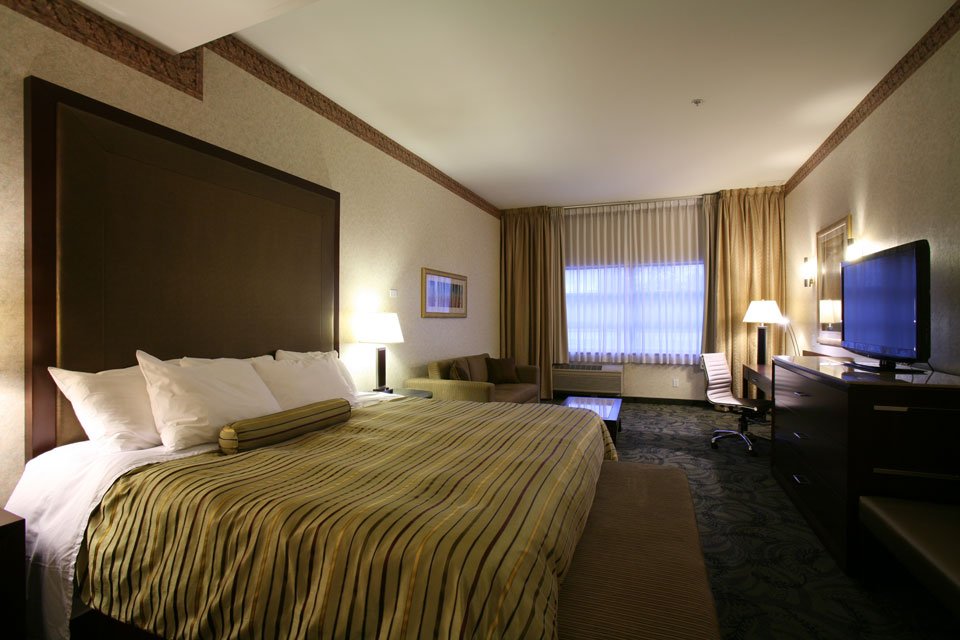 Need a room? Whether you are in town for business or leisure we can accommodate you. Visit  ow.ly/THSv50v9fHX that highlights all our amenities. We look forward to welcoming you to our #hotel