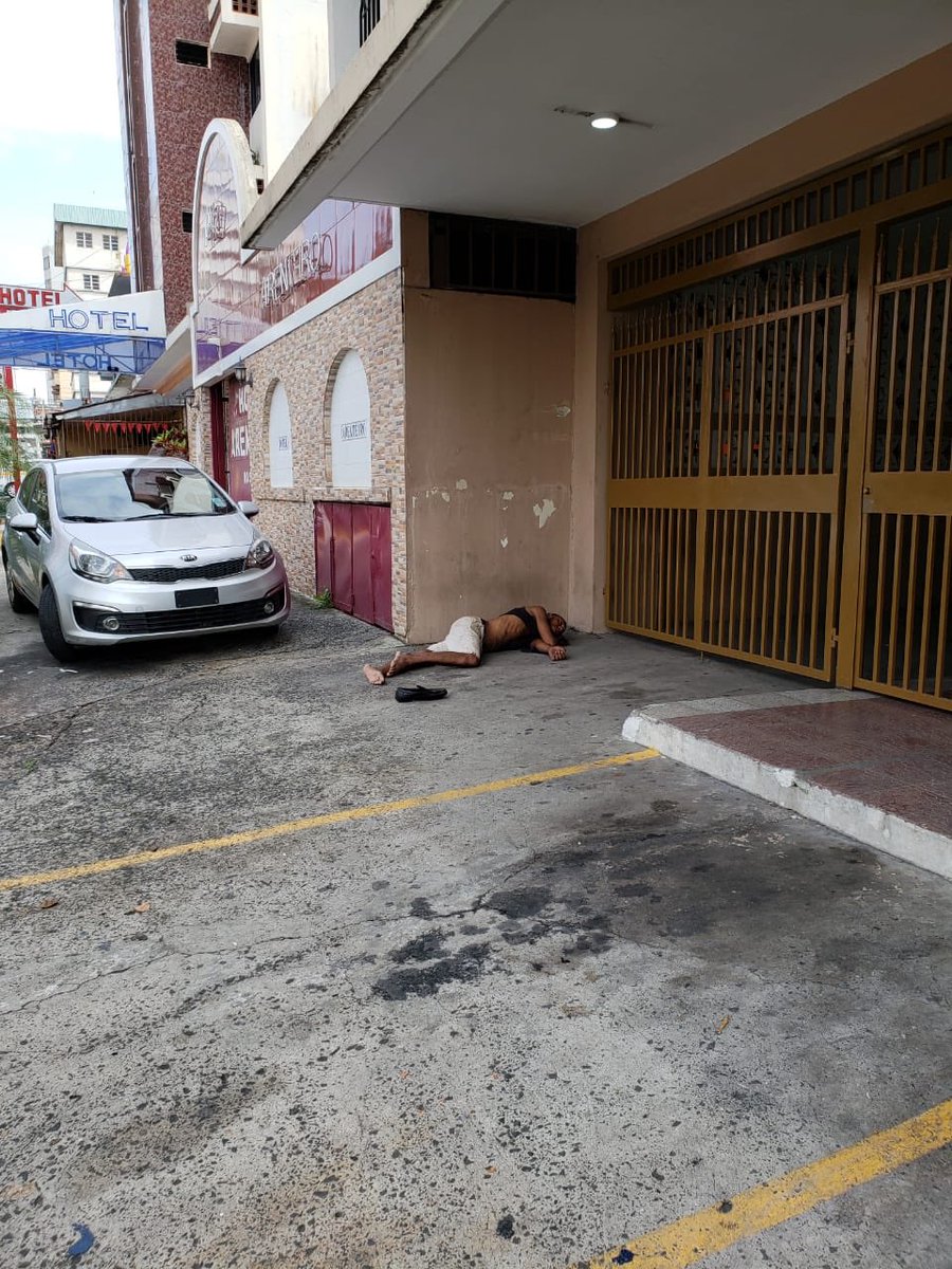 Bueno ya que no se a hecho nada por las aceras en #Beirut le pedimos a @joseluisfabrega y @judyMEANA hacer algo x los indigentes que dan una mala imagen al país. Esto es en Ave Cuba