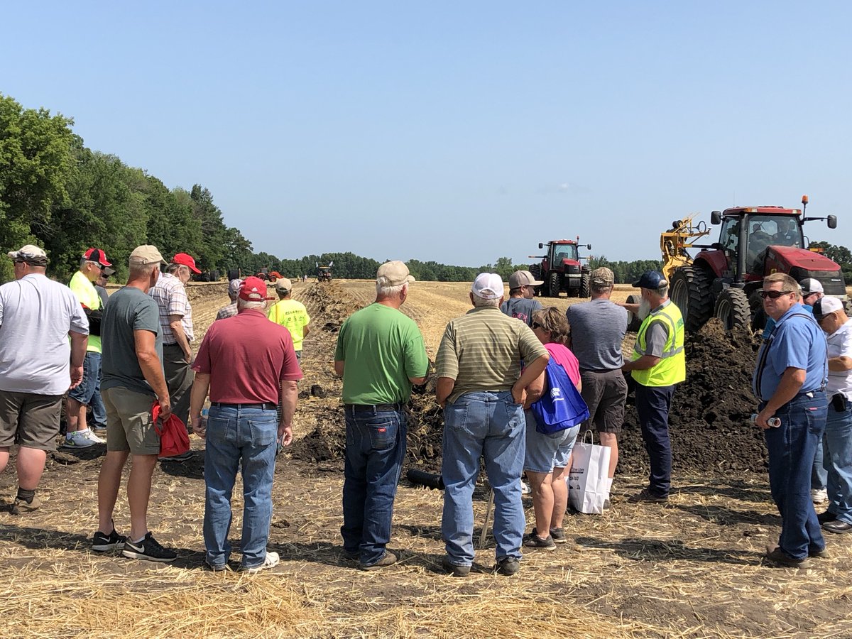 TimewellPipe's tweet photo. It’s a beautiful day for #tilingdemos in Jefferson County, WI! #tile19 #DrainageRush @JeffCoFTD2019 @soilmaxdotcom @nicholson_ag https://t.co/pyK6IOce2j