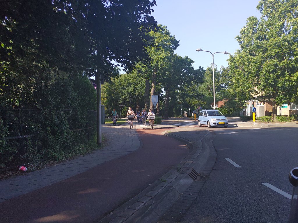 Fietshike in de hitte, met carnavalskleding!