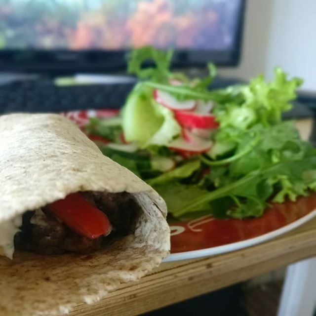 PommesMaen's tweet image. Selbstgemachte Wraps mit einem bunten Salat heute #omnomnom #foodporn #pommesarmy #like #lecker #easy #kochen #grillen ift.tt/2JJu7K6
