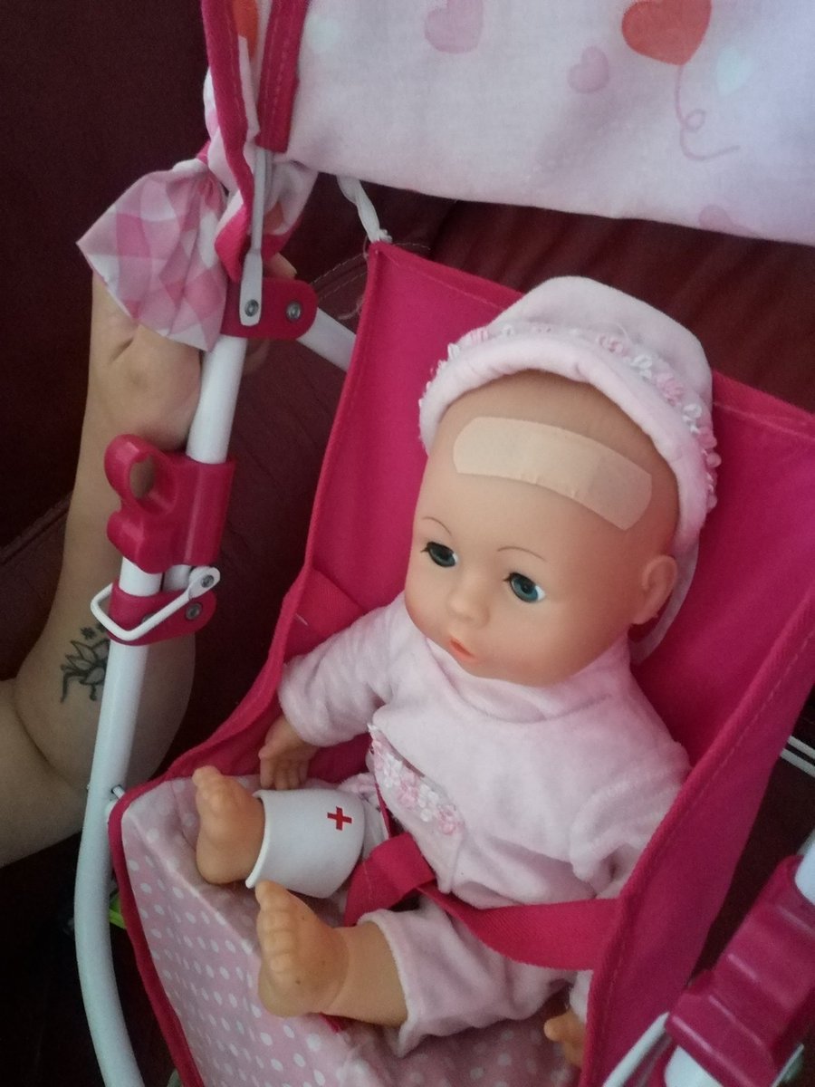 Pupuce59264's tweet photo. "Maman bébé mom mom a bobo tête"
Maman s'exécute et sort le pansement magique, + le bisou magique est tout roule, "bébé mom mom" a plus bobo! 😁
Ma babylove développe son imagination 😍🐨🍀 https://t.co/AI30vA7MdJ