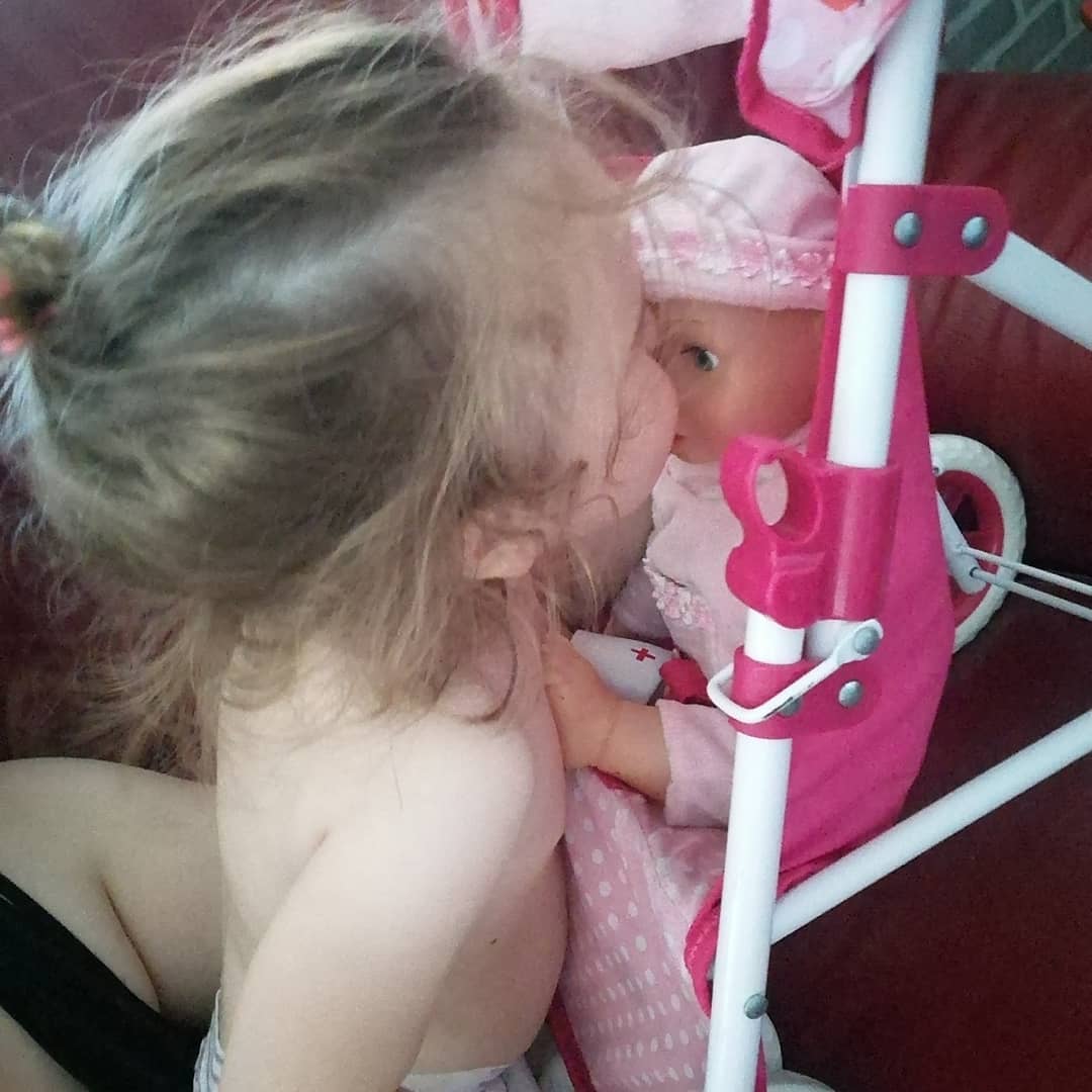 Pupuce59264's tweet photo. "Maman bébé mom mom a bobo tête"
Maman s'exécute et sort le pansement magique, + le bisou magique est tout roule, "bébé mom mom" a plus bobo! 😁
Ma babylove développe son imagination 😍🐨🍀 https://t.co/AI30vA7MdJ