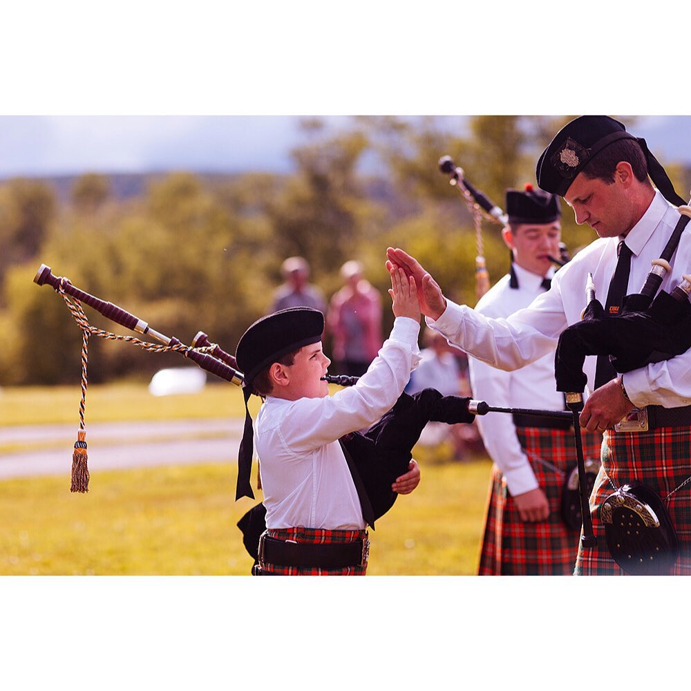 jennayCB's tweet photo. High fives all around! #pipemajor #pipesanddrums #cbupipeband #ryanmacdonaldphotography https://t.co/MmD7OvWAjy