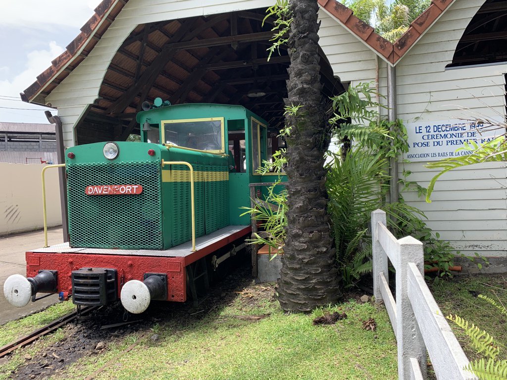 Super top le train des plantations de l’Asso Les Rails de la Canne à Sucre ( traindesplantations-rcs.fr ) ! Un magnifique paysage et un guide très drôle et passionné 😃 Le seul train et passage à niveau manuel de la Martinique ! 🇲🇶 Situé au milieu du musée du rhum Saint-James 🥃