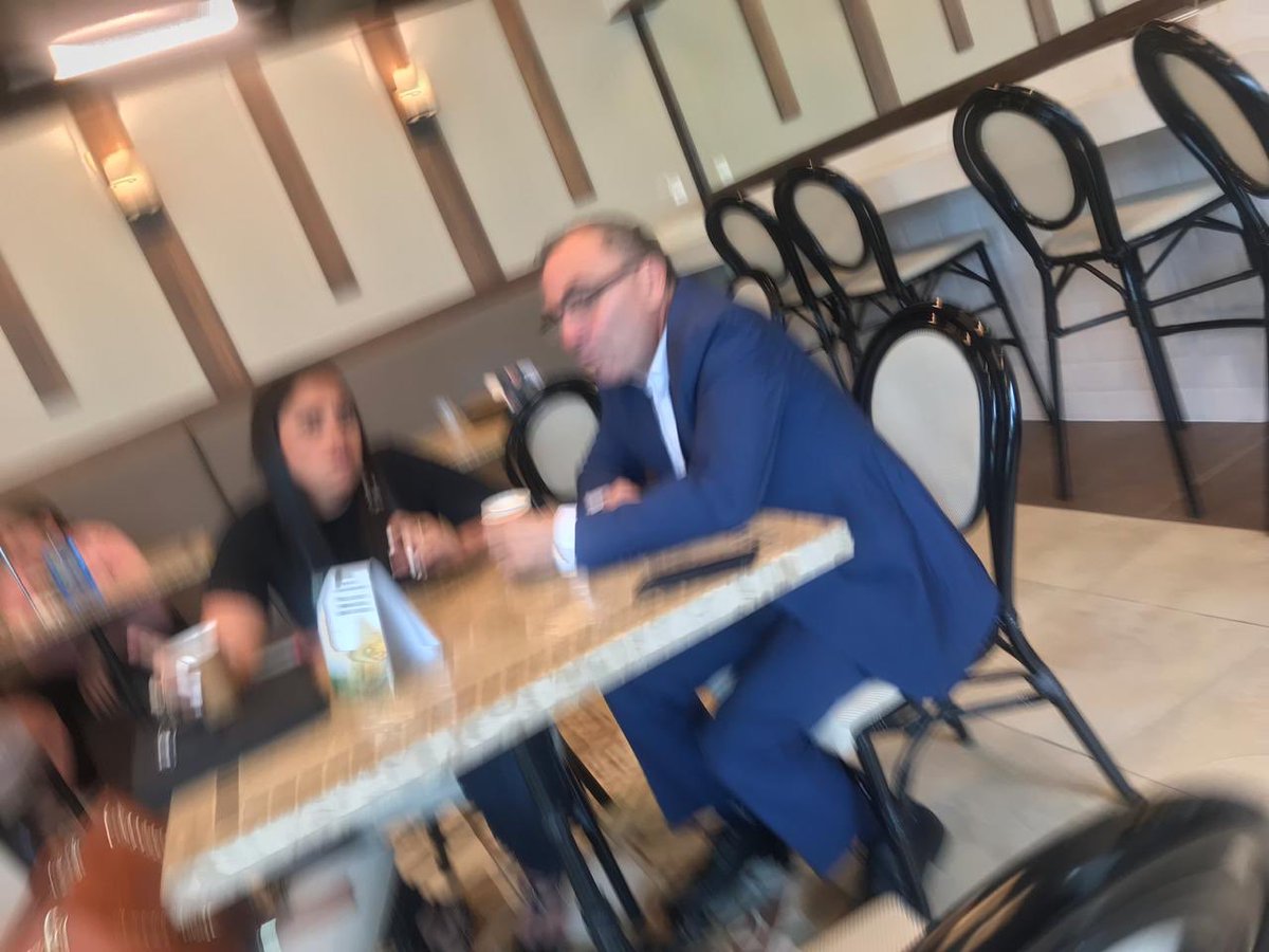 Interesante foto, el jefe de los pinchadores del gobierno de <a href="/JC_Varela/">Juan Carlos Varela</a> junto a la <a href="/flormizrachi/">Flor Mizrachi</a>. Ya sabemos a quién responde está señora y nos queda bastante claro su doble agenda.