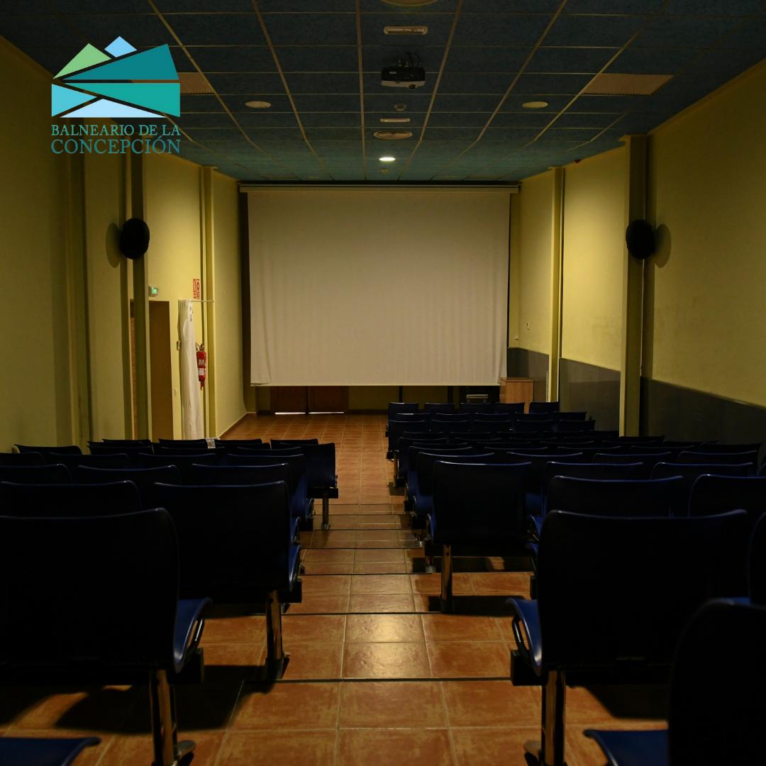 Baltoya's tweet photo. Oye, @LaLiga, en nuestras instalaciones tenemos un cine para que nuestros clientes disfruten del mejor fútbol.

¿Nos dais algún consejo para que vean en menos de 1 mes? 😜 https://t.co/QvAOBTWlDz