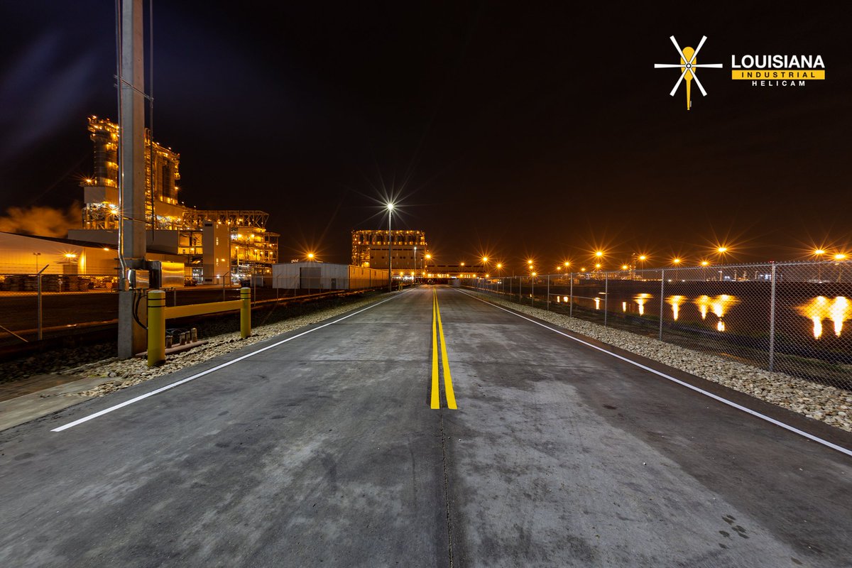 lahelicam's tweet image. 4:00 AM road construction documentation at this Texas refinery:

#projectdocumentation #photography #refinery #texas #naturalgas #asphalt #paving #roadconstruction #industrial