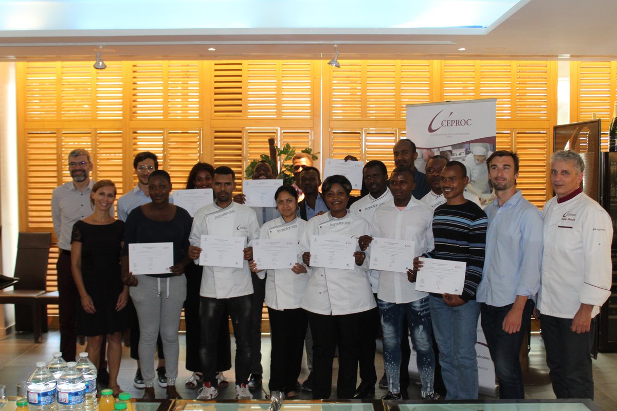 Retour en images sur la cérémonie de remise des certificats de notre première #formation professionnelle aux #métiers de bouche en partenariat avec <a href="/Monoprix/">Monoprix</a>, le @CEPROC2, et @lopcommerce. Bravo aux participants 👏!