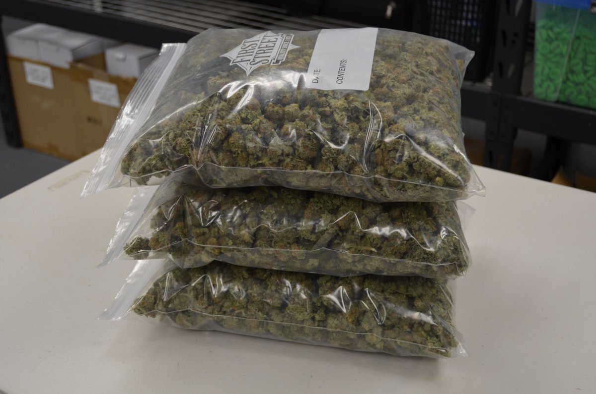 PureMagicGroup's tweet image. Getting ready to pack up some WHITE ICE.❄White Ice is the love💚child of some🌋powerful parent strains-Northern Lights, Dutch Skunk, and Afghani hash plant.😮ICE=Indica Crystal Extreme.

#puremagiccannabis #tastethemagic #gotmagic #feelthemagic #whiteice #indicadominate