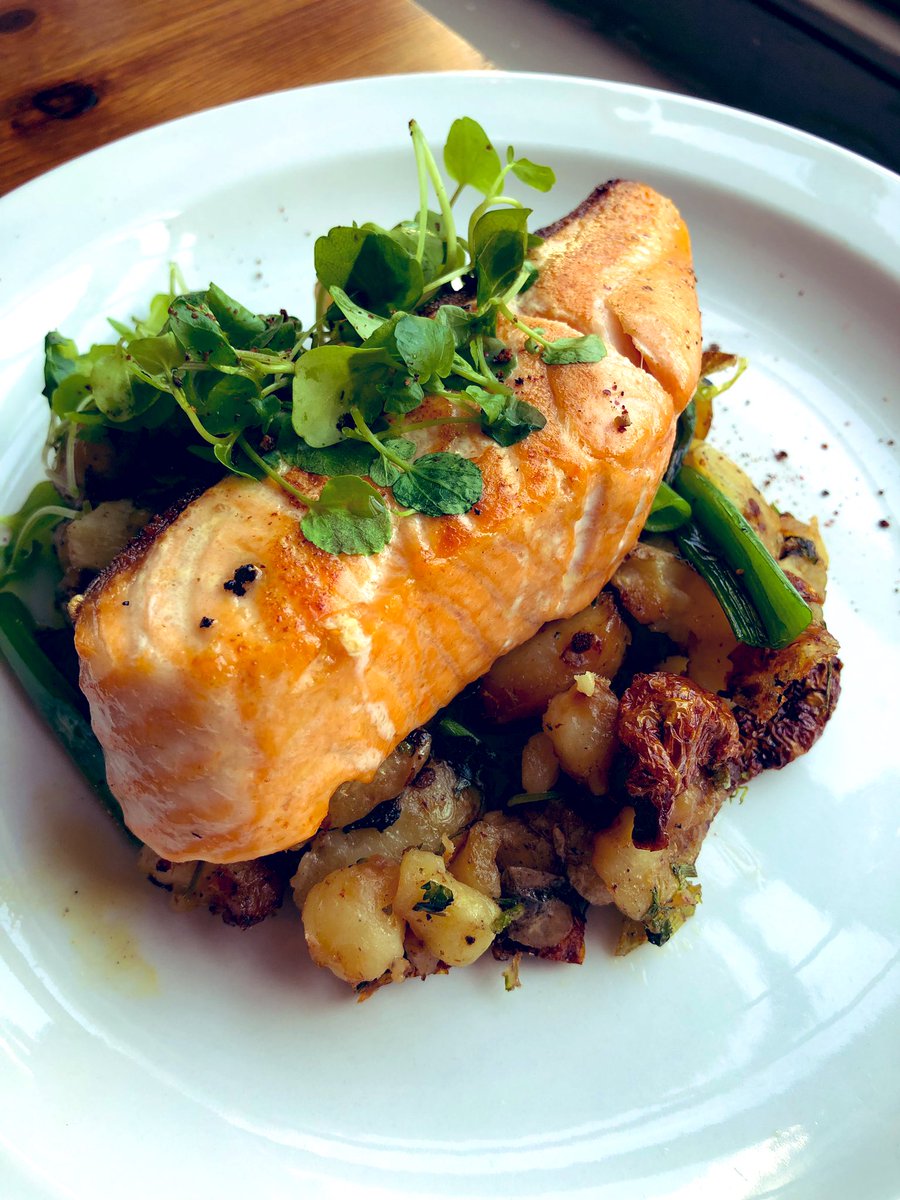 TheGaztronome's tweet photo. Early #dinner @TheLambleyNotts #cracking #value £12 for two courses before 5pm. Also #steak #night tonight (Tues) that I noticed on the way out, a steak dinner and glass of wine for two for £25 #bargain choice of #ribeye or #rump and #white or #red #wine #nottingham #local #pub https://t.co/kMHqktj4Ic