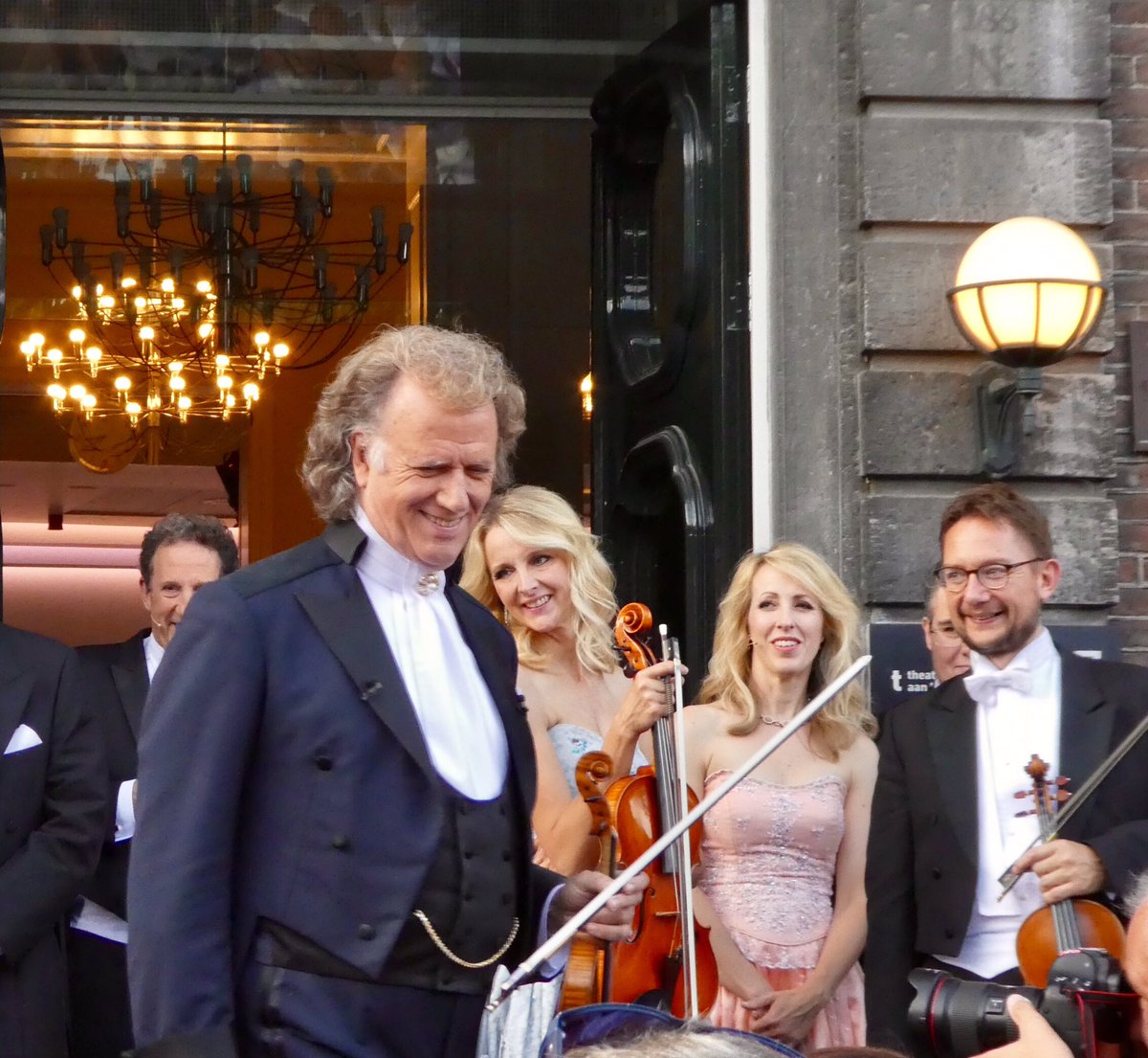 Avondje in Maastricht, 100e keer <a href="/andrerieu/">André Rieu</a> ophet #vrijthof. Met uitreiking van een plaquette door <a href="/AnnemariePenn/">Annemarie Penn</a> burgemeester van Maastricht #wijwarenerbij
