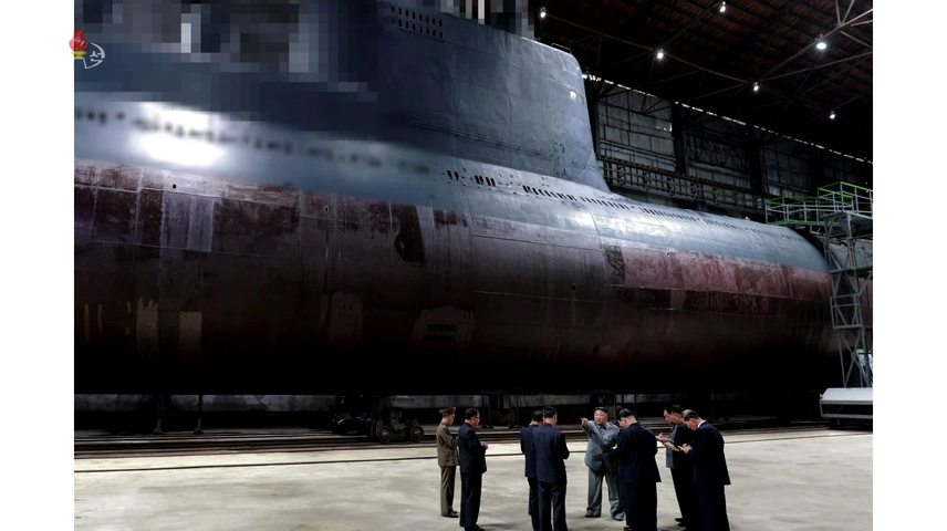 RebeccaRambar's tweet photo. #CoreeduNord Suite &amp; fin des nouvelles images inédites du nouveau sous-marin inspecté par #KimJongUn.
----
#New pics from the new #KimJongUn's strategic submarine.
Maybe #SinpoC (based on #Romeo with #Gorea capabilities)
#NorthKorea #DPRK
2/2 https://t.co/rukepc2WwE