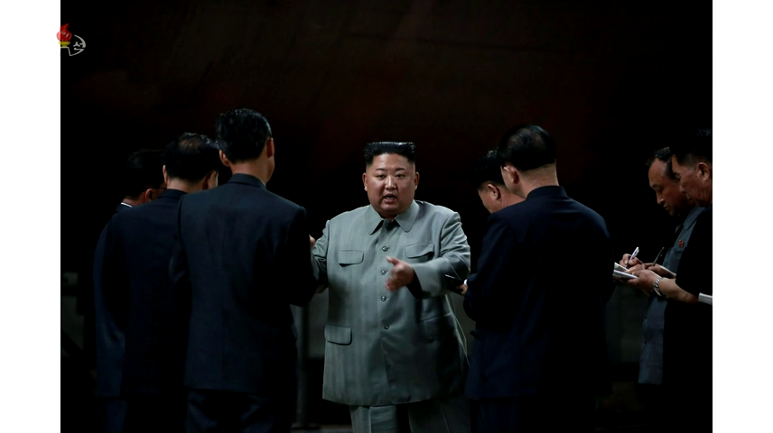 RebeccaRambar's tweet photo. #CoreeduNord Suite &amp; fin des nouvelles images inédites du nouveau sous-marin inspecté par #KimJongUn.
----
#New pics from the new #KimJongUn's strategic submarine.
Maybe #SinpoC (based on #Romeo with #Gorea capabilities)
#NorthKorea #DPRK
2/2 https://t.co/rukepc2WwE