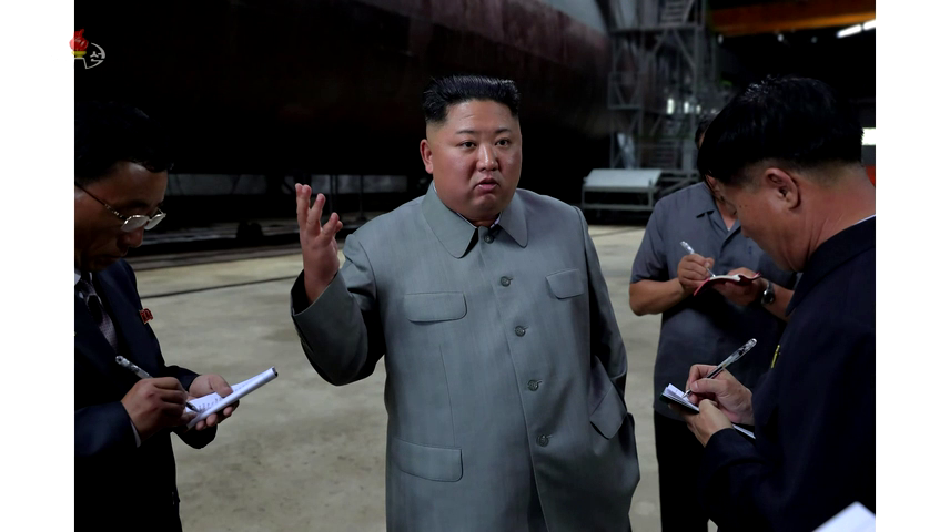 RebeccaRambar's tweet photo. #CoreeduNord Suite &amp; fin des nouvelles images inédites du nouveau sous-marin inspecté par #KimJongUn.
----
#New pics from the new #KimJongUn's strategic submarine.
Maybe #SinpoC (based on #Romeo with #Gorea capabilities)
#NorthKorea #DPRK
2/2 https://t.co/rukepc2WwE