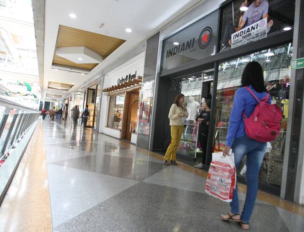 ElNacionalWeb's tweet photo. Si se registra un nuevo apagón, los centros comerciales procederán a desalojar sus instalaciones | Por: @Lisgomezzz https://t.co/IjmrmTEj5R  https://t.co/Ozg0bZgKlT