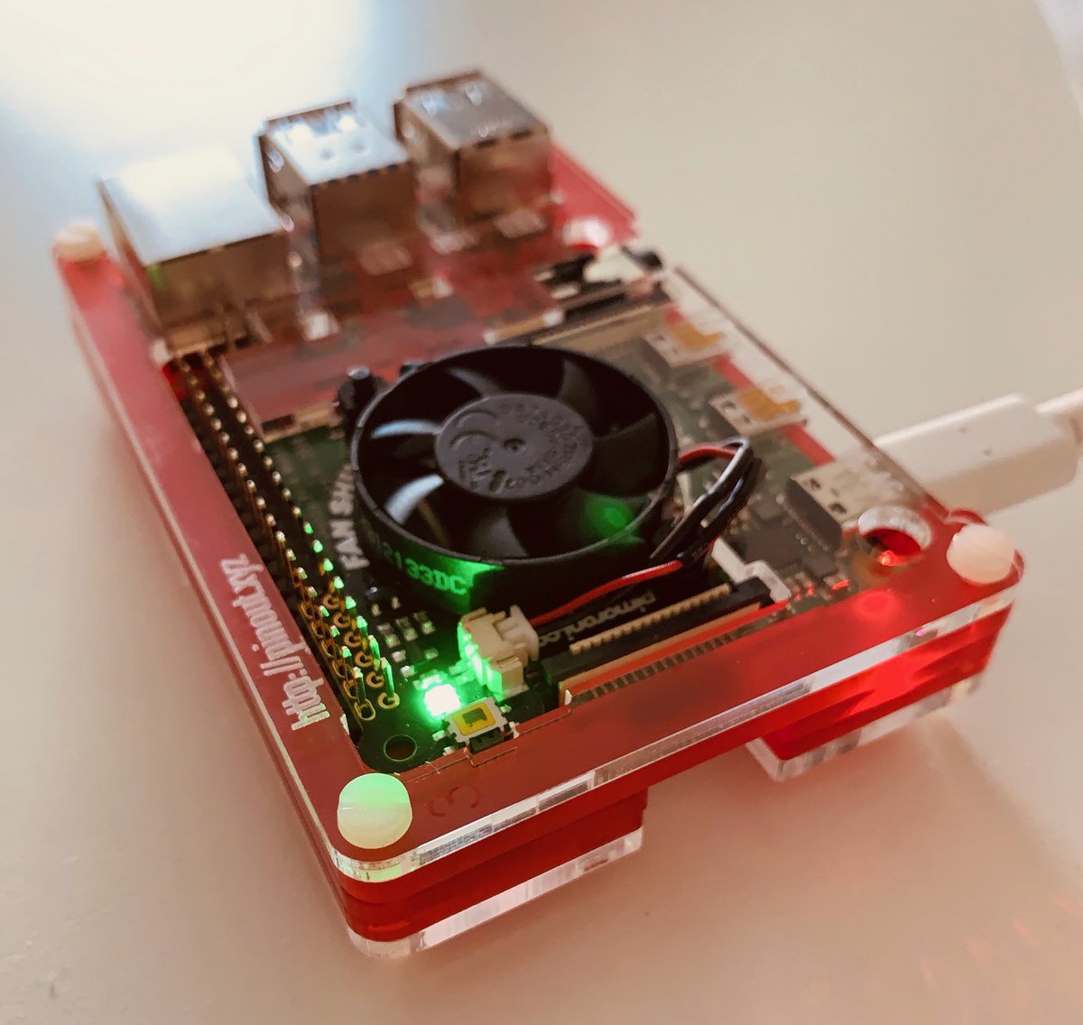 3___14159265359's tweet image. Now my Pi 4 stays nice and cool. Thanks ⁦@pimoroni⁩ for the superb #fanshim and #pibow Coupe 4